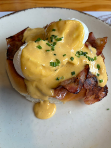 A plate of Traditional eggs Benedict served at 7g Cafe
