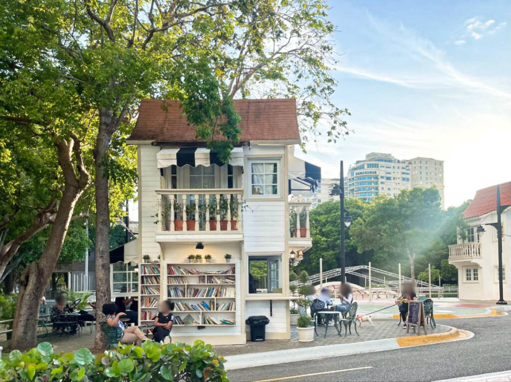 People enjoying outside the El Cafecito del Parque
