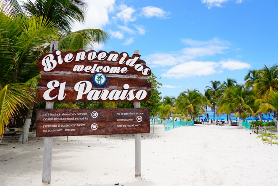 View of the welcome sign of the El Paraiso Hotel at the entrance