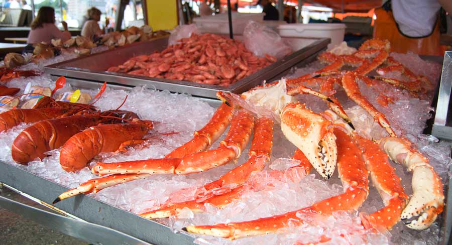 Lobsters and crabs on ice in El Pescador Fish Market