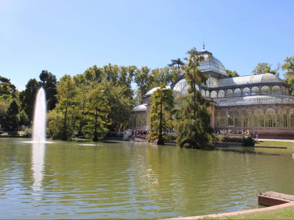 A water fountain at the El Retiro Park Lake