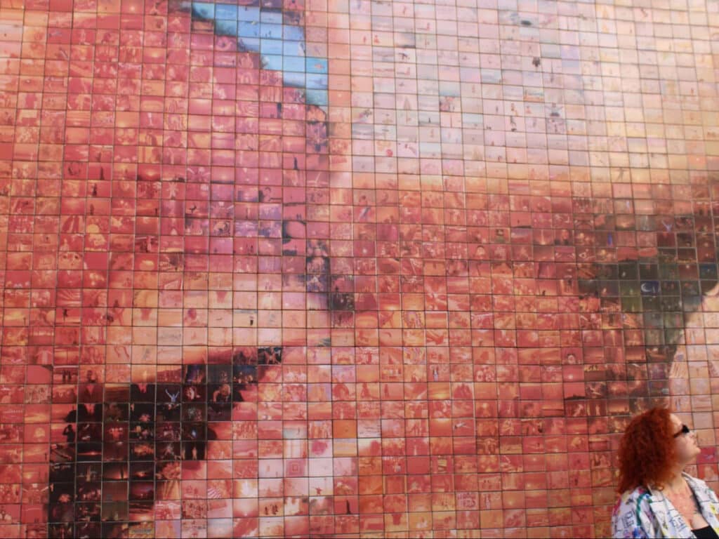 The El món neix en cada besada artwork in Barcelona
