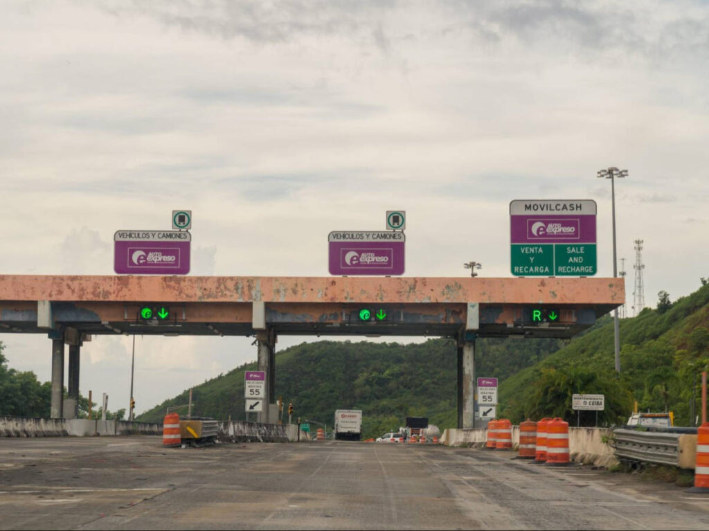 View of the cars passing by the electronic tolls in Puerto Rico