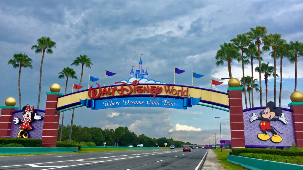 Mickey and Minnie Mouse at the entrance of Walt Disney World