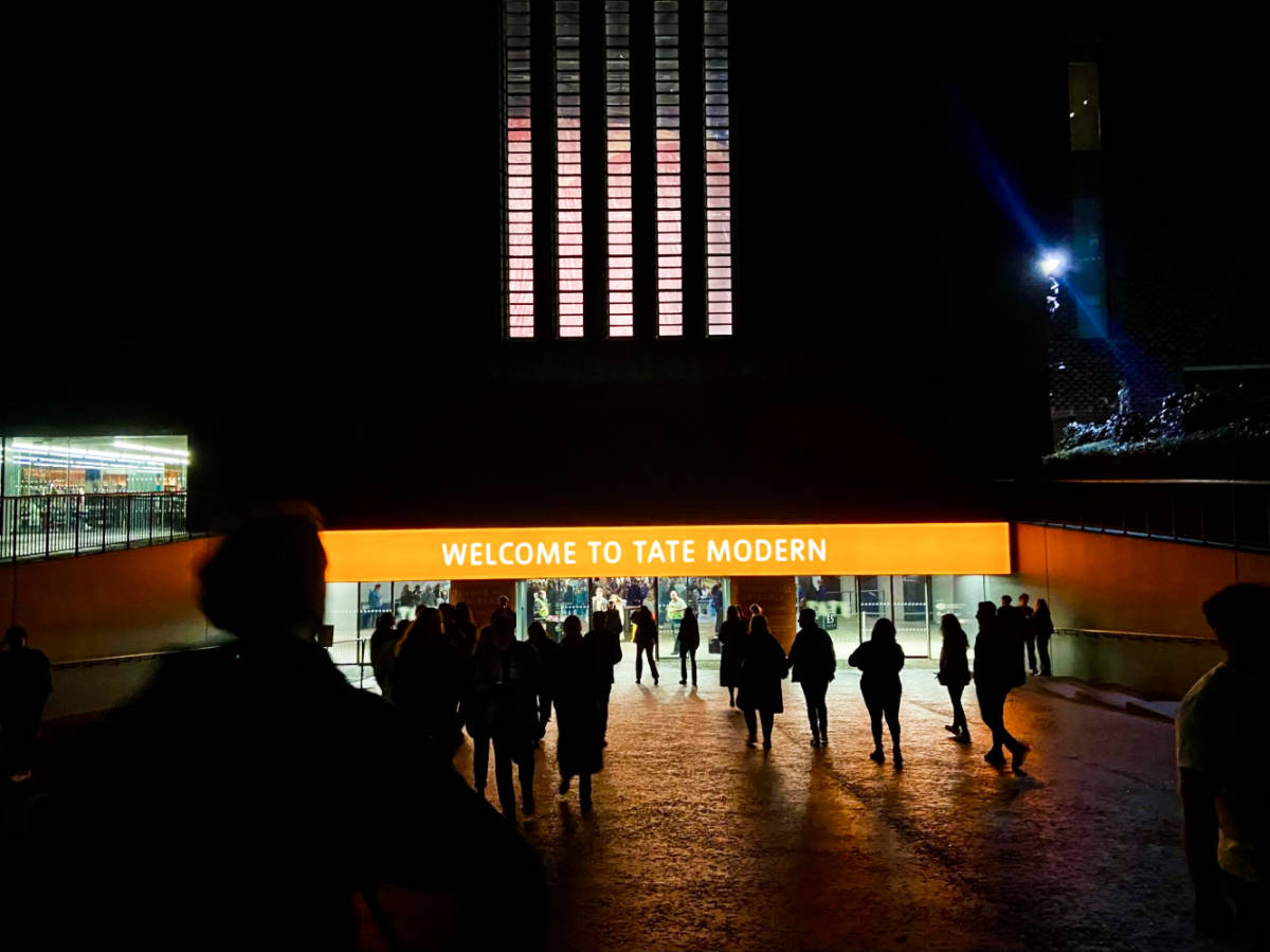 View of the people walking at the entrance to the Tate Modern at night