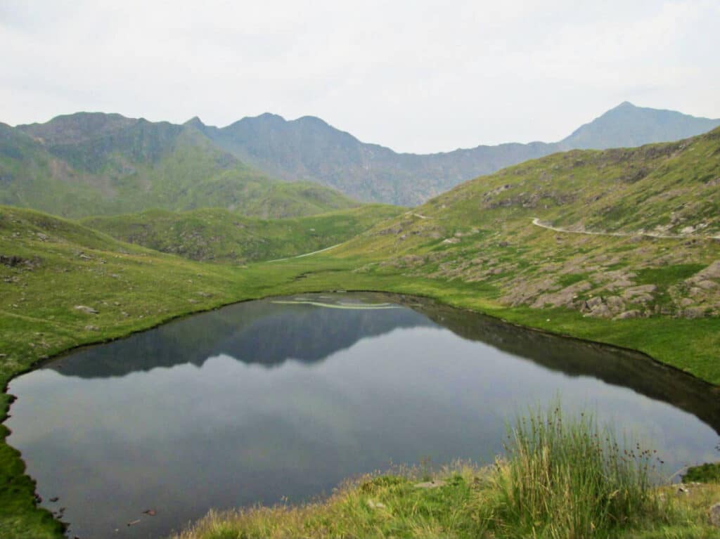 Overlooking view of the lake in the middle of mountain ranges in Snowdonia National Park