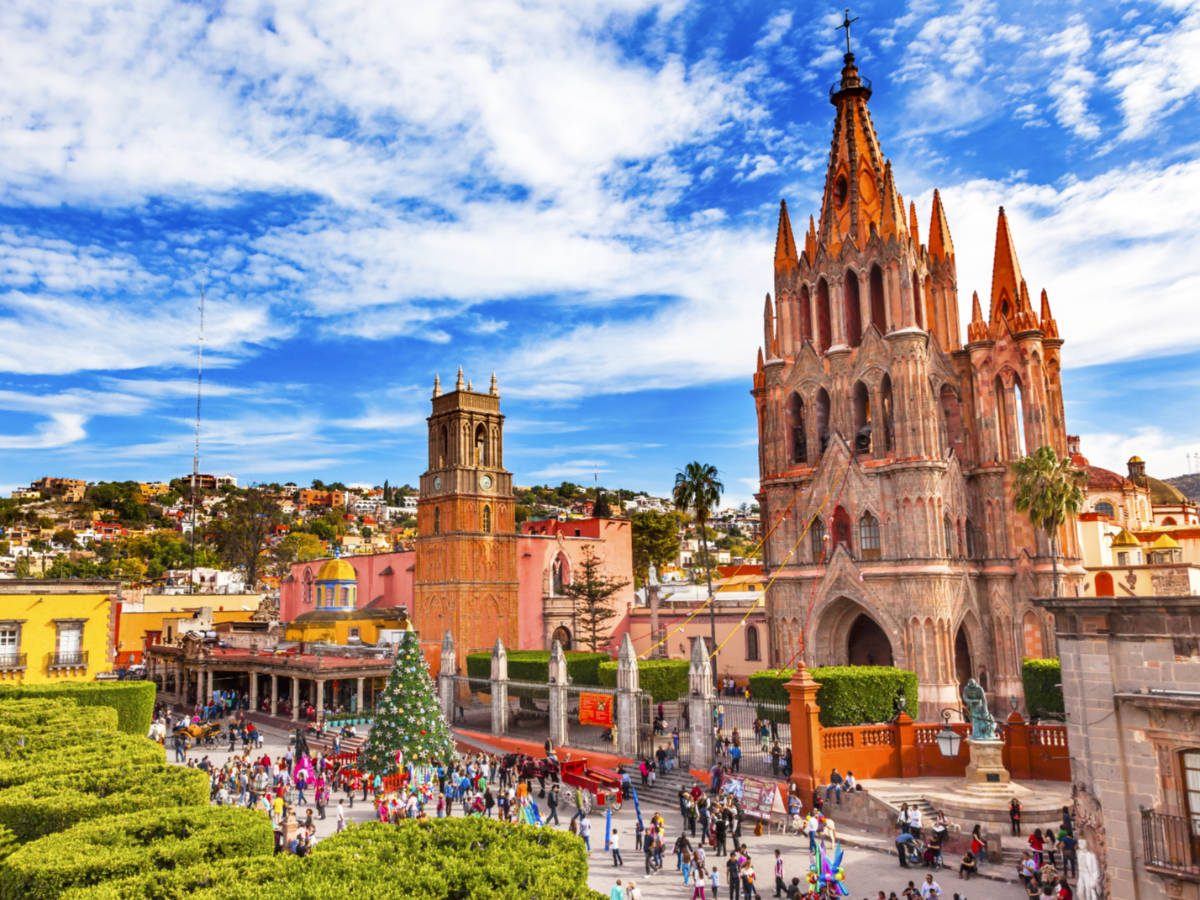 View of the crowd outside the Parroquia de San Miguel Arcángel