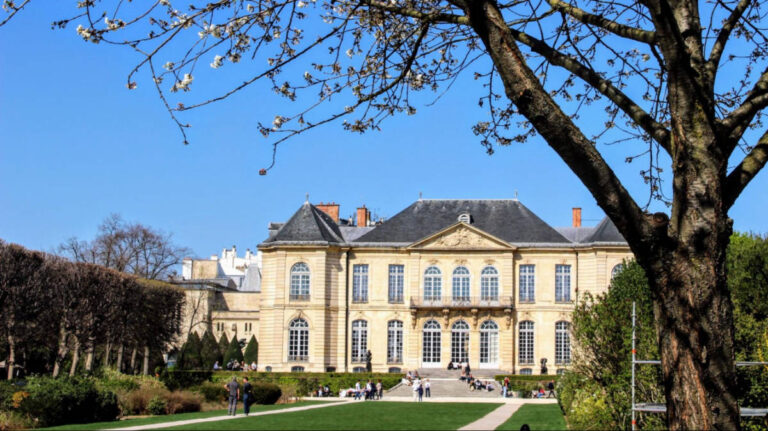 Panoramic view of the vast lawn and the Musée Rodin