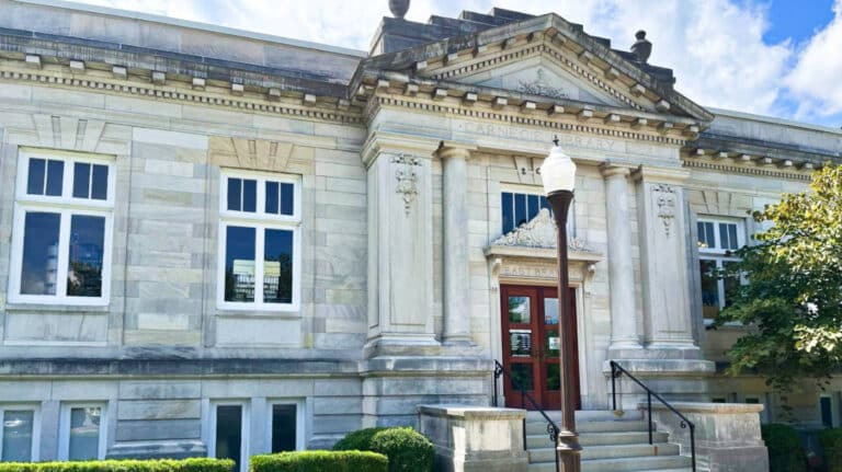 View of the façade and entrance of the public library in Nashville