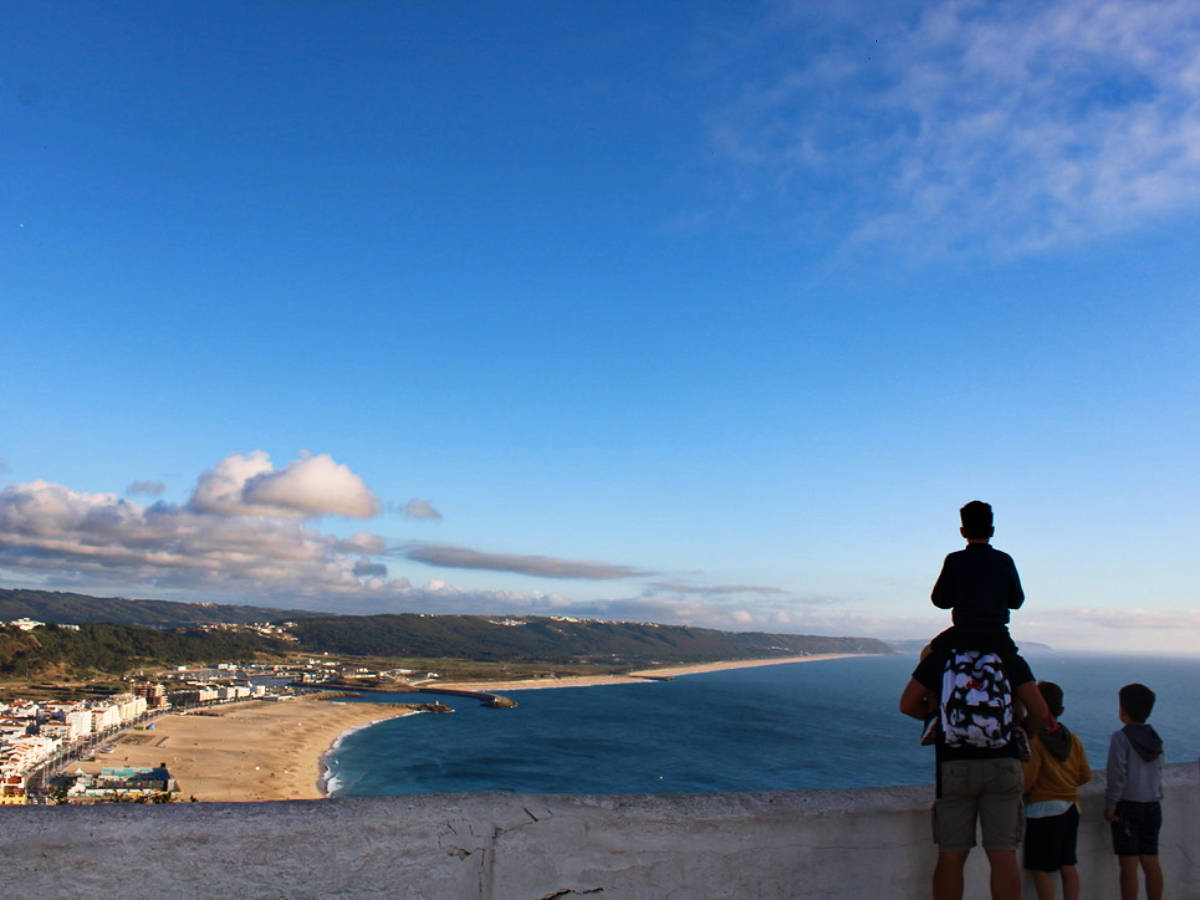 A family enjoying the overlooking view of Nazaré from O Sítio