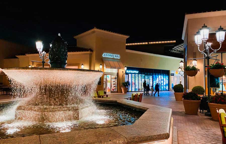 A water fountain in Fashion Island at night