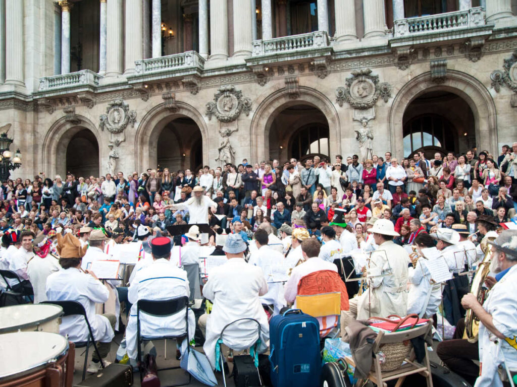 The crowd watching the Fête de la Musique performers