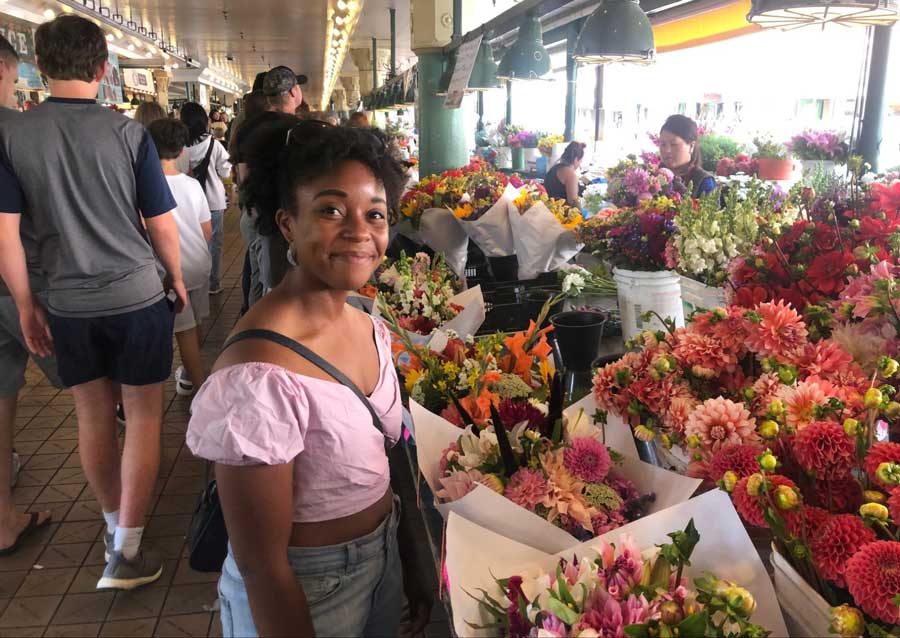 The author choosing a bouquet on one of the flower shops in Pike Place Market