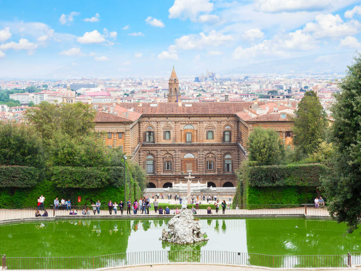 Overlooking view of the people admiring the huge fountain at the back of Palazzo Pitti