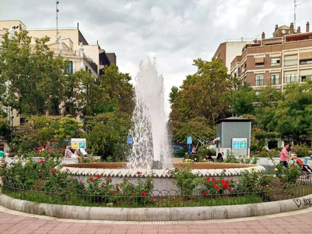 The fountain at the Plaza de Olavide