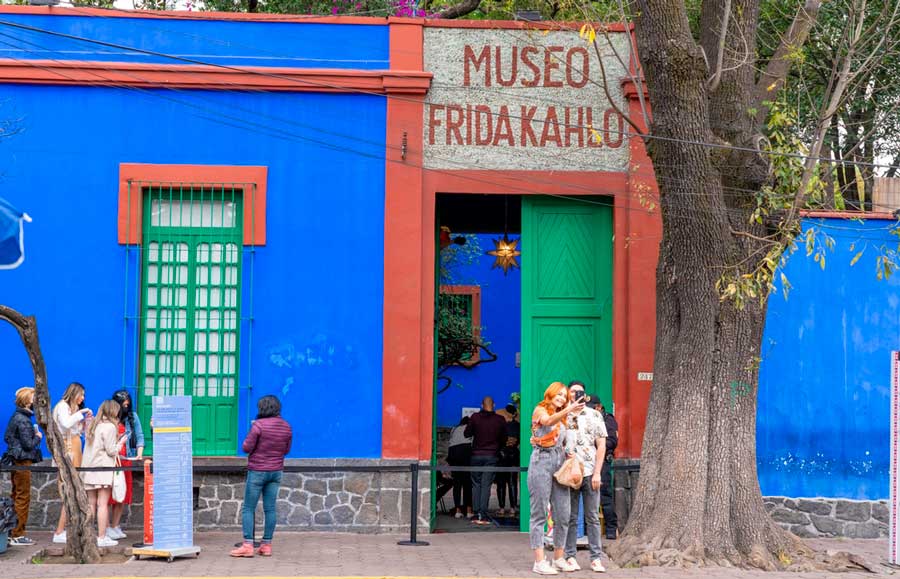 View of people outside the Frida Kahlo Museum
