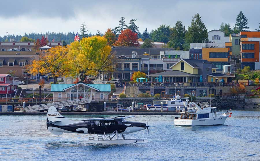 A floatplane at the water of Friday Harbor