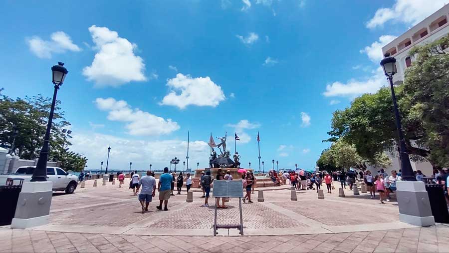 The Fuente Raíces under the clear blue sky