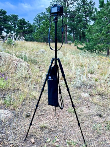 A mounted DSLR with a counterweight on the SIRUI T-005X Ultralight Travel Tripod