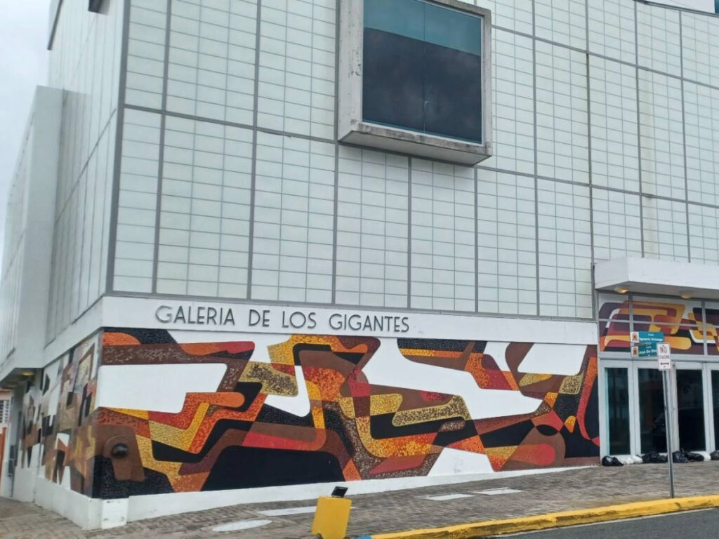 View of the mural on the exterior of Galería de los Gigantes