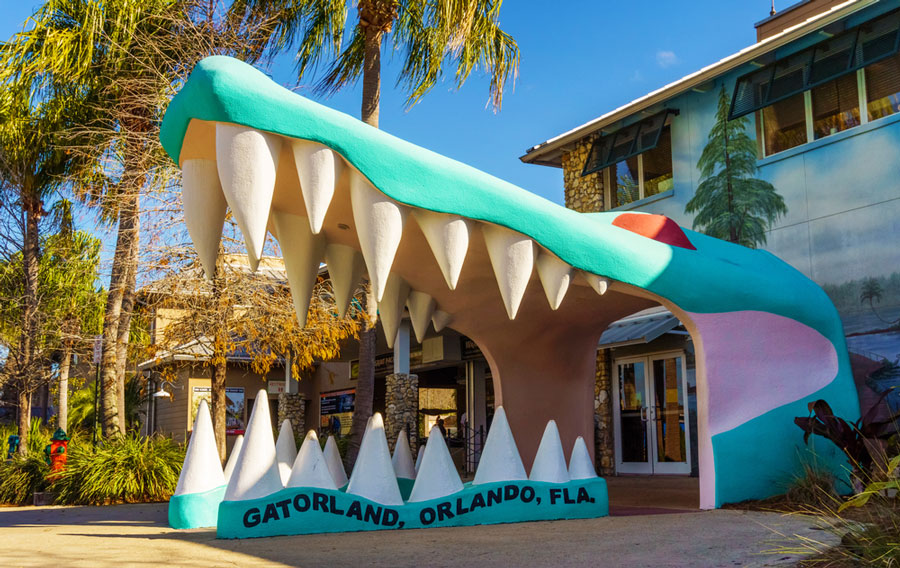 A large alligator head on the entrance of Gatorland
