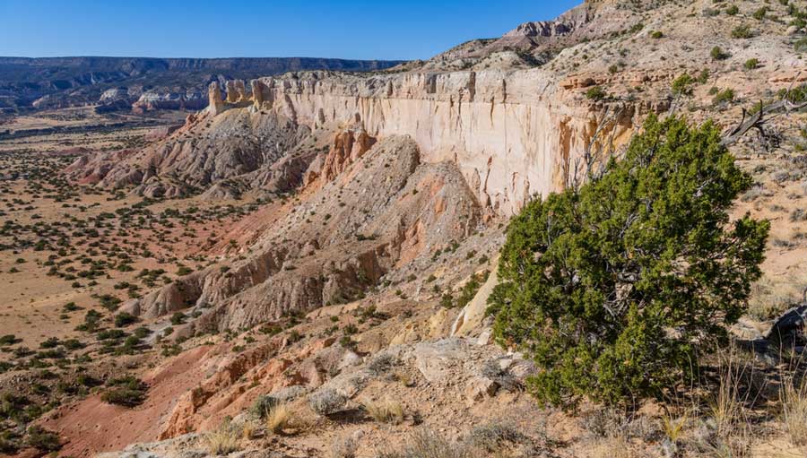 Overlooking view at Ghost Ranch under the clear blue sky