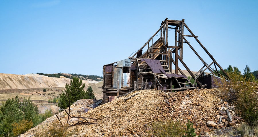 Abandoned mining building at the top of a rocky mountain in Goldfield ghost town