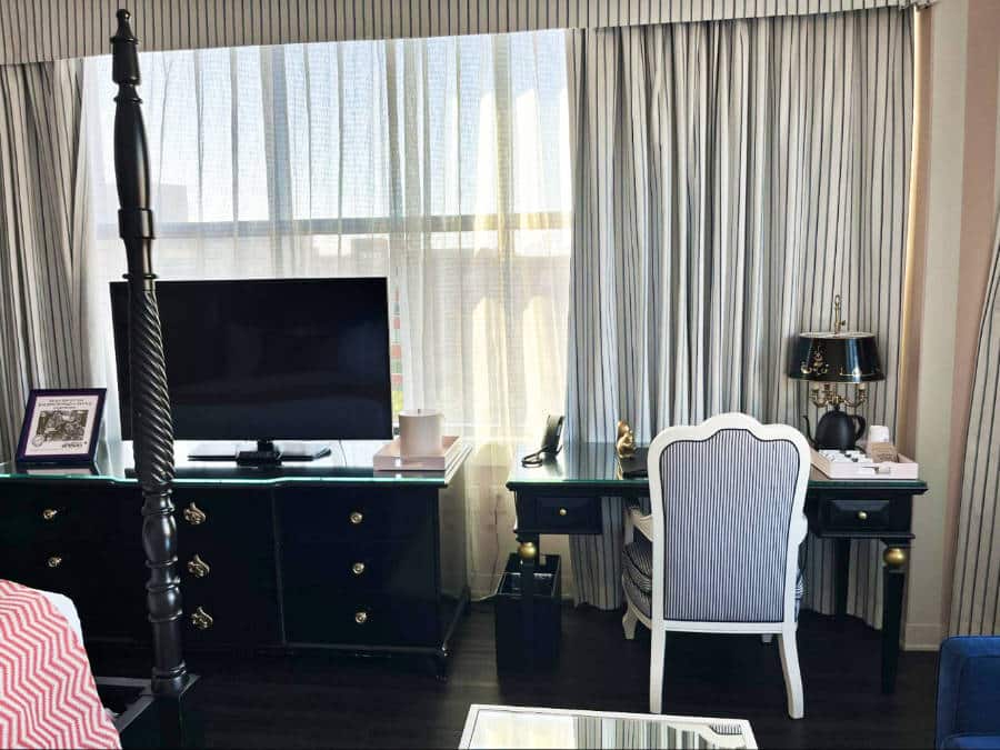 The desk area inside the hotel room of Graduate Nashville