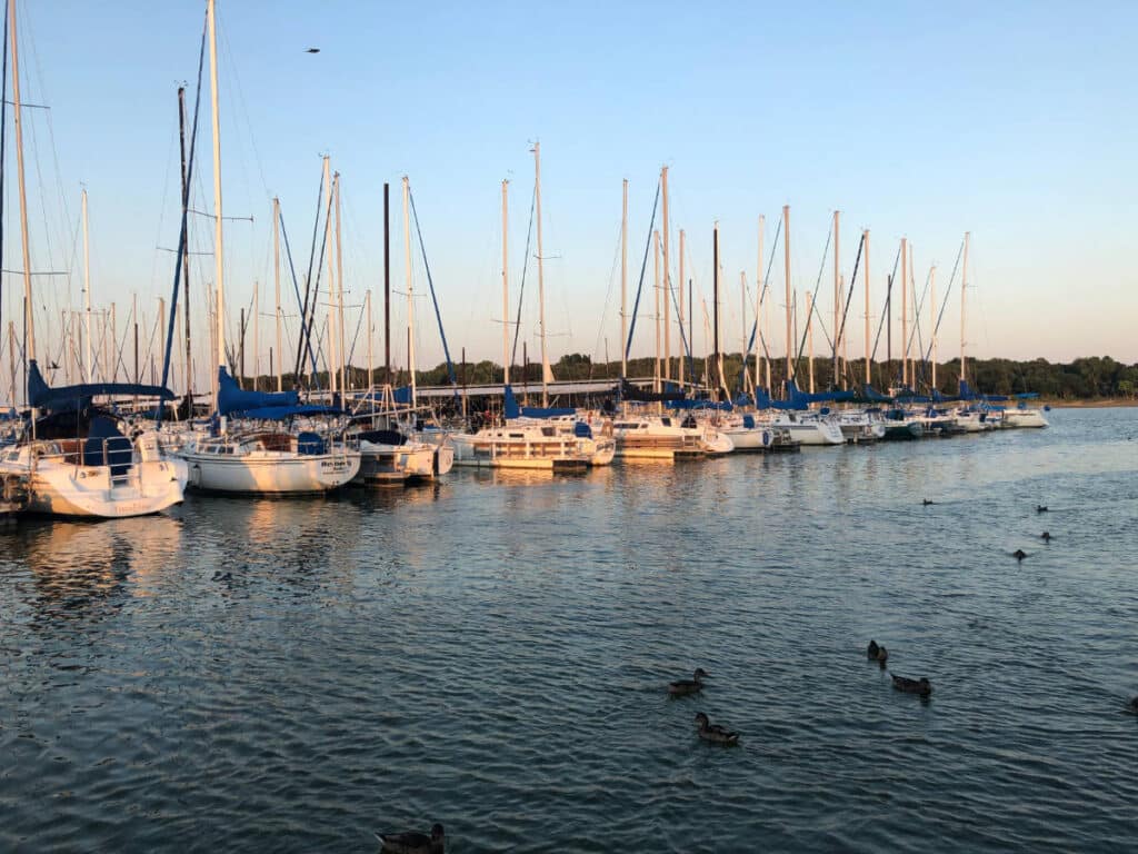 View of boats on a Marina in Grapevine Lake
