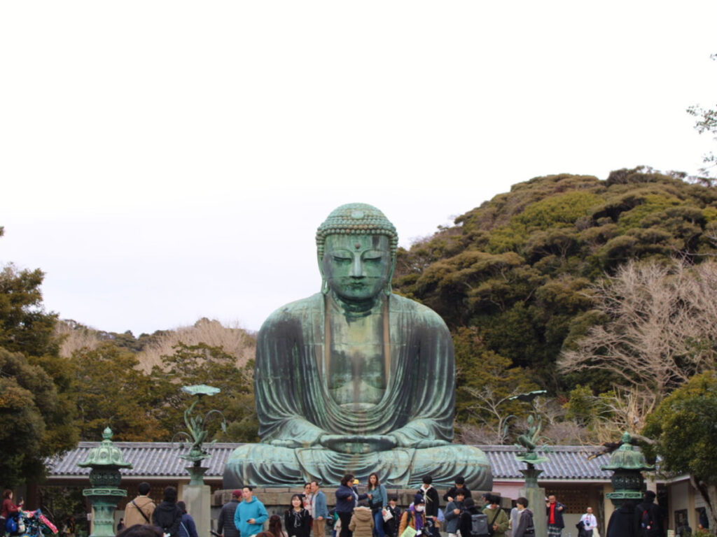 People visiting the Great Buddha of Kamakura