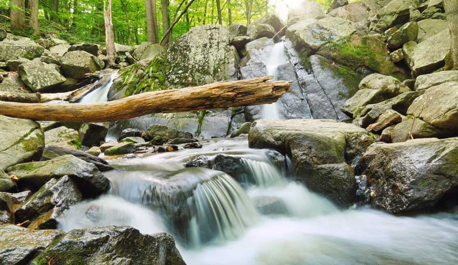 A waterfall flowing in Hacklebarney State Park
