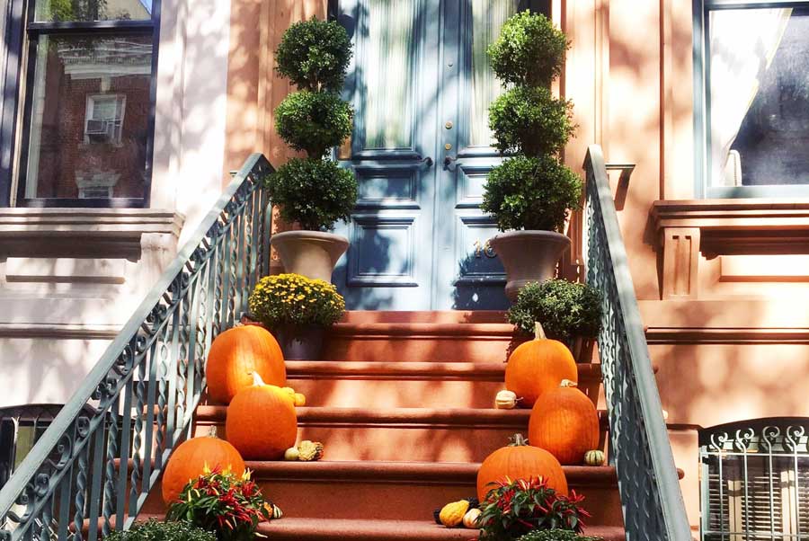 Halloween pumpkins decor on a stair