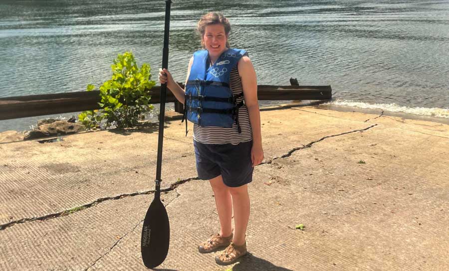 Author Elizabeth holding a paddle for kayaking in Harpeth River