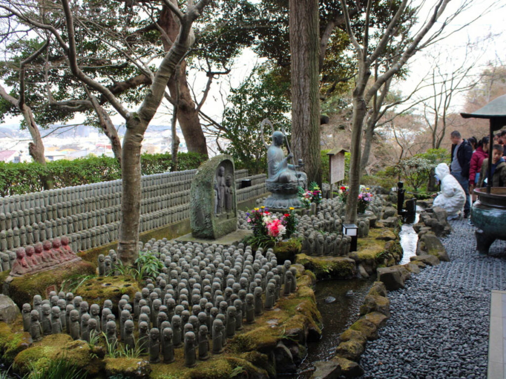 Garden with numerous religious statues at the Hasedera Temple in Kamakura