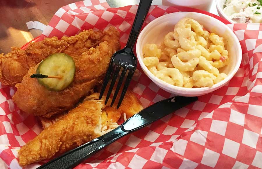 View of a fried chicken and a macaroni in Hattie B's Hot Chicken
