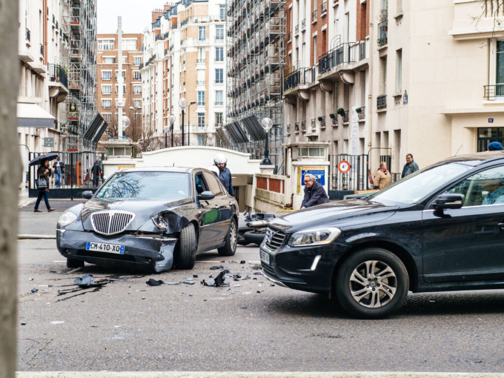 A hit and run in the middle of the road in Paris