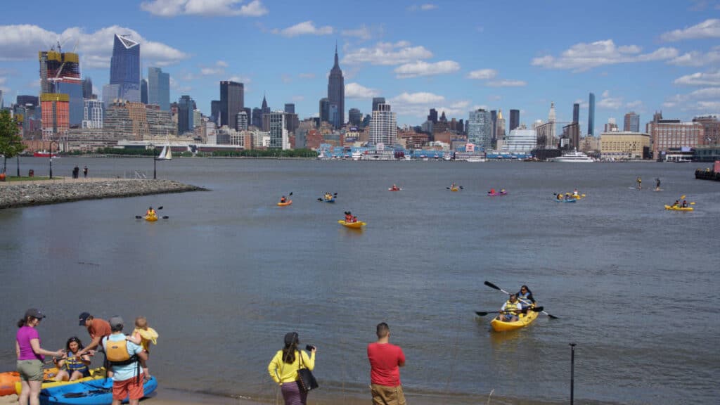 People enjoying their day kayaking at the Hudson River