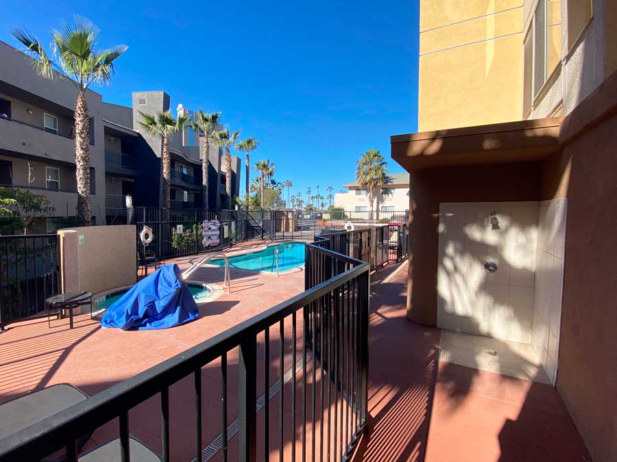 View of the pool area and the clear blue sky in Holiday Inn Oceanside