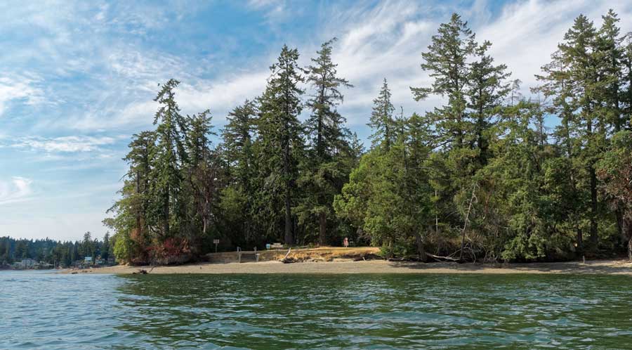 View of the Hope Island under the clear blue sky