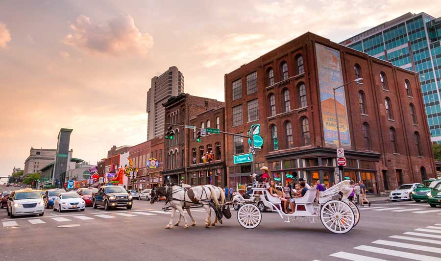 A horse carriage crossing a street in Nashville