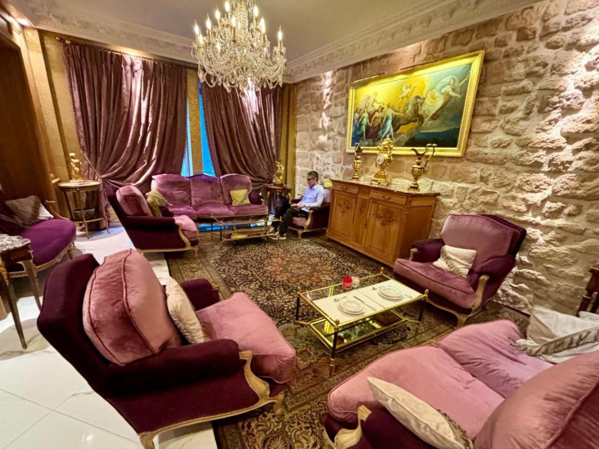 The sitting room beside the lobby