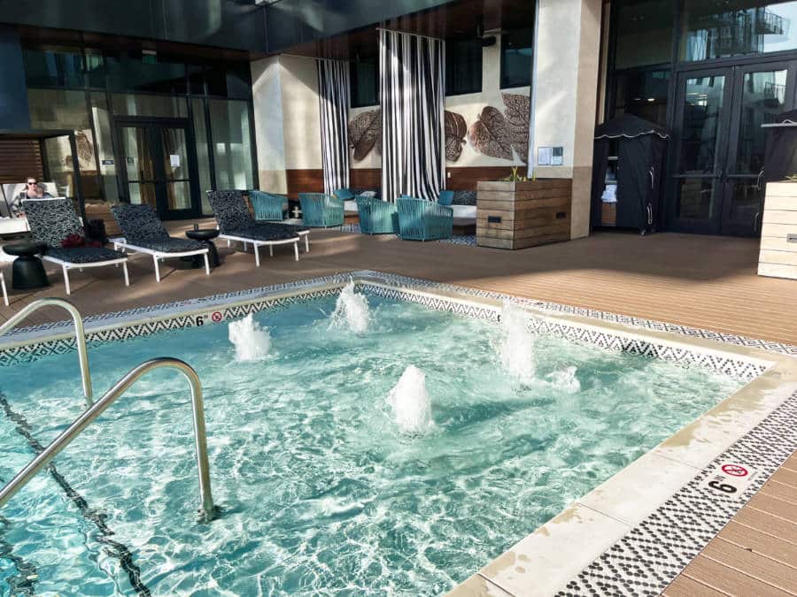 View of the seating area and lounging chairs near the pool in Hotel Fraye