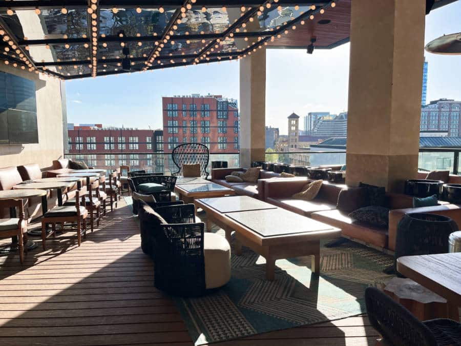 View of the outdoor seating area at the rooftop in Hotel Fraye