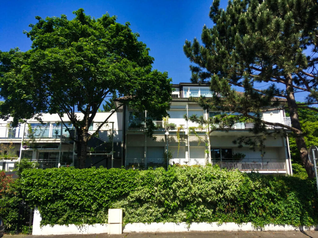 Exterior view of the Hôtel Garrigae Villa La Florangerie surrounded by greenery