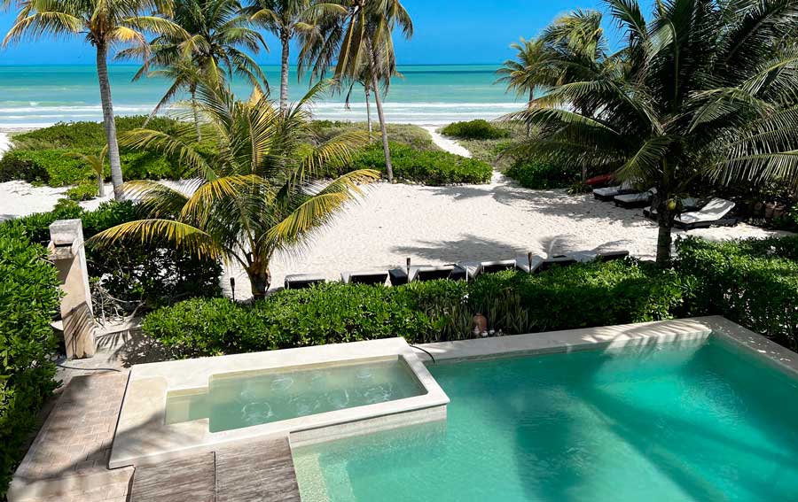 Hotel La Casa Cielo pool with the view from the ocean