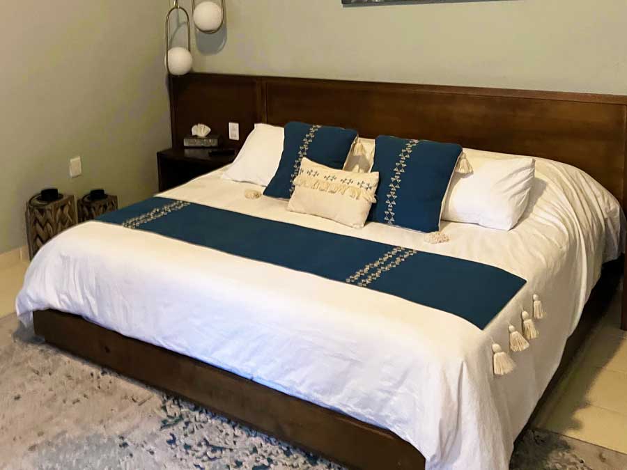View of a bed for two in Hotel Mansion