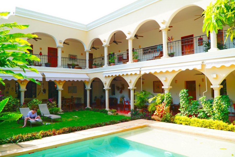 View of the pool and courtyard in Hotel Posada San Juan