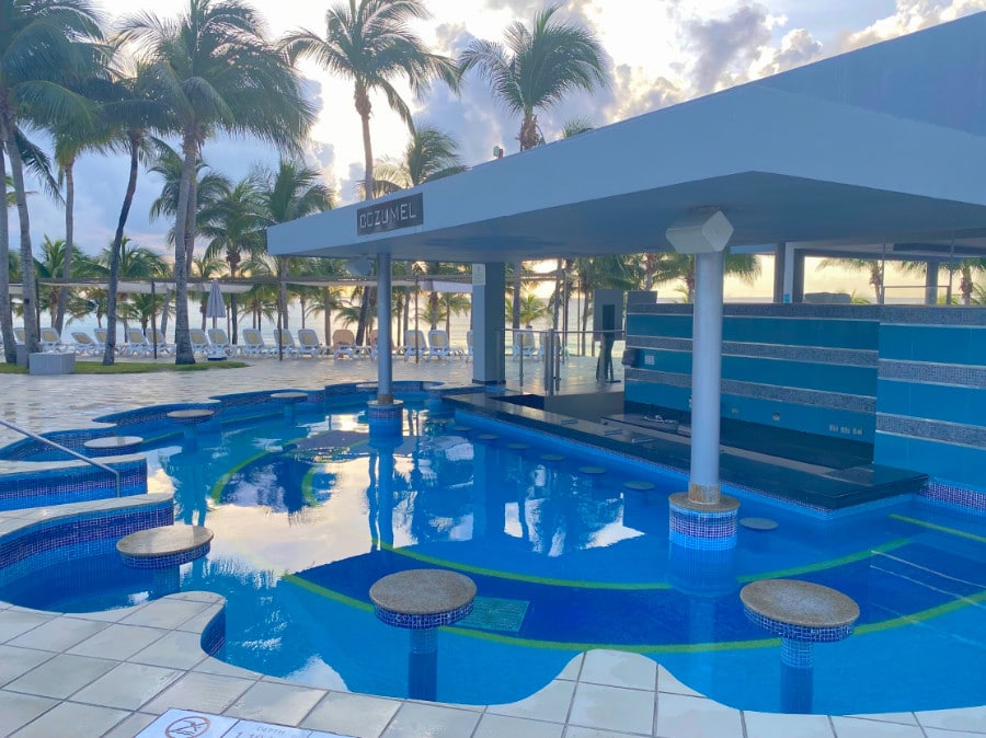 View of the Hotel Riu Yucatan swim up bar