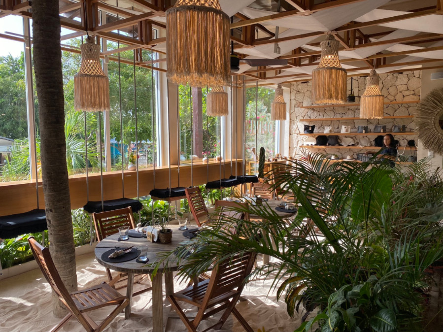 The interior of a restaurant in Hotelito Azul