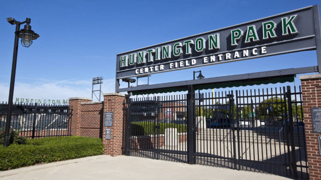 View at the entrance to Huntington Park